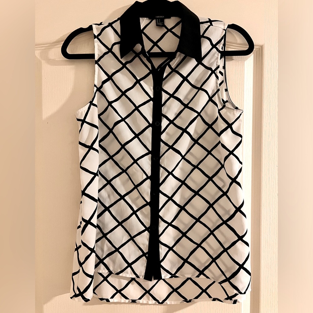 Forever 21 Black & White Pattern W/ Contrast Collar Women’s Blouse